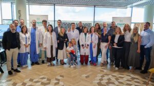 Grupo de personas en la presentación de un equipo ECMO en Son Espases