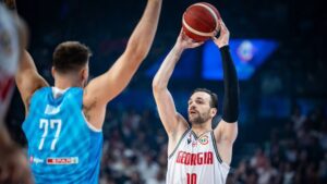 Duda Sanadze lanzando un balón de baloncesto en un partido