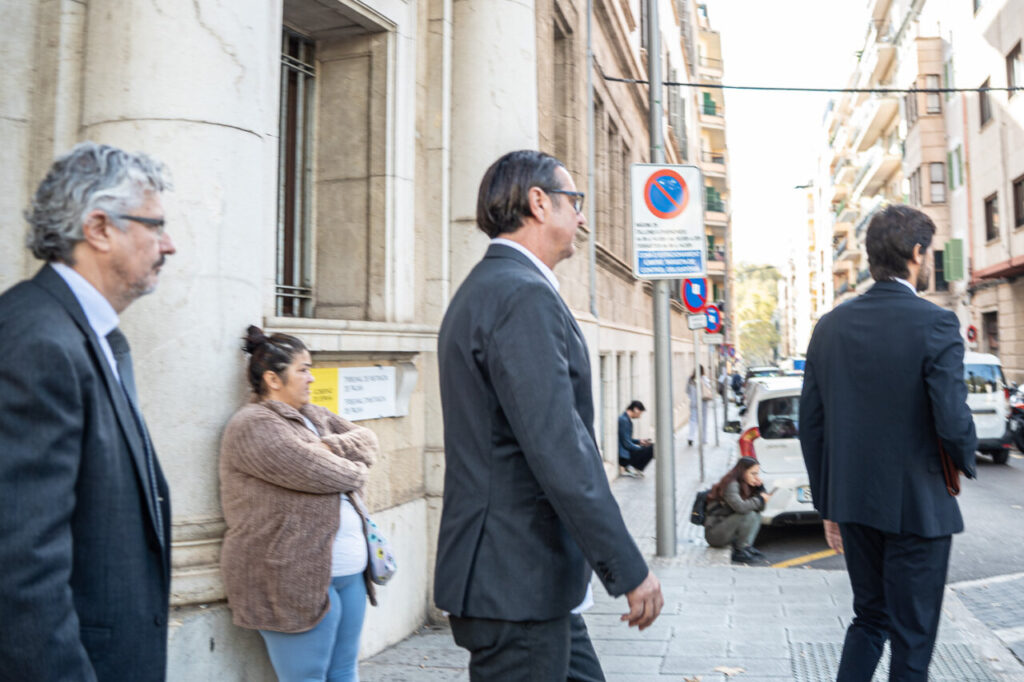 El dueño del Medusa Beach llegando a los juzgados en Palma.