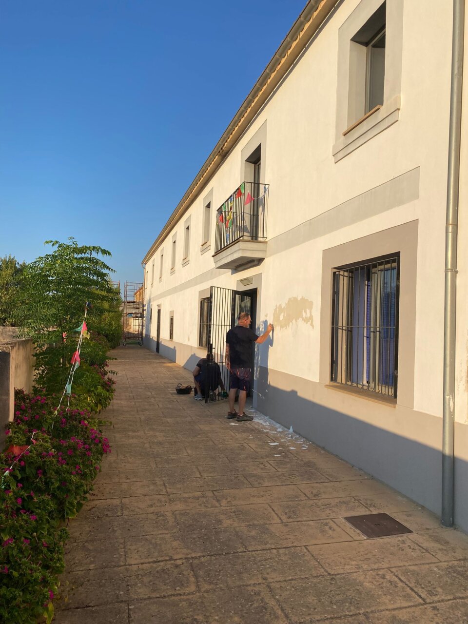 Vecinos de Sa Garriga pintando una pared en su barriada
