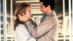 Escena romántica de la película Enamorarse con dos personajes abrazándose.