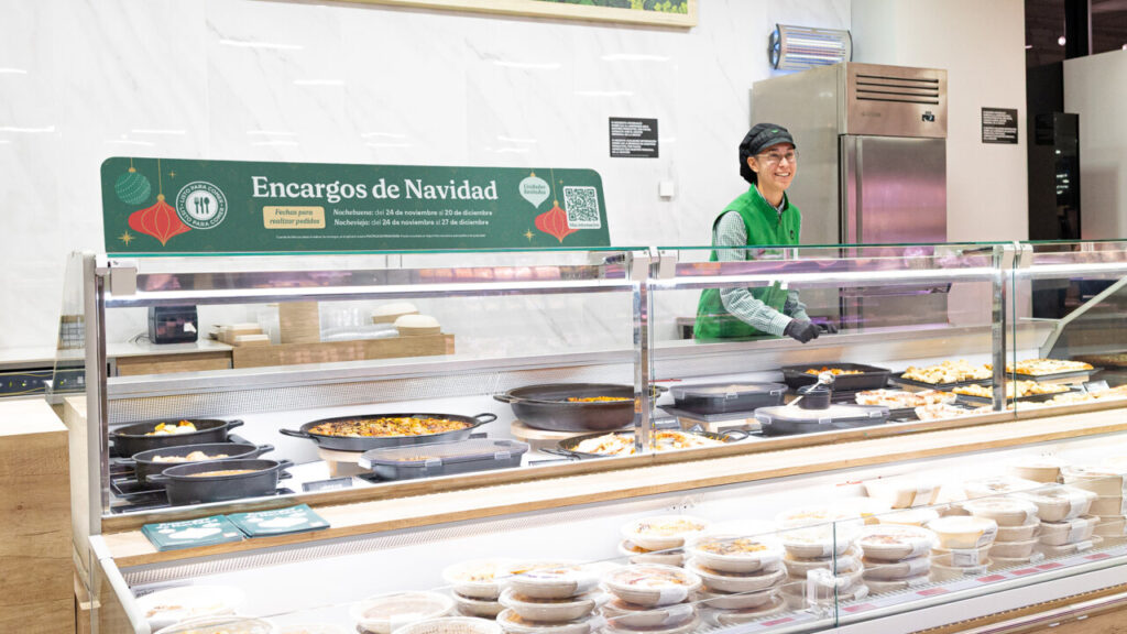 Mostrador de encargos navideños en Mercadona con platos festivos