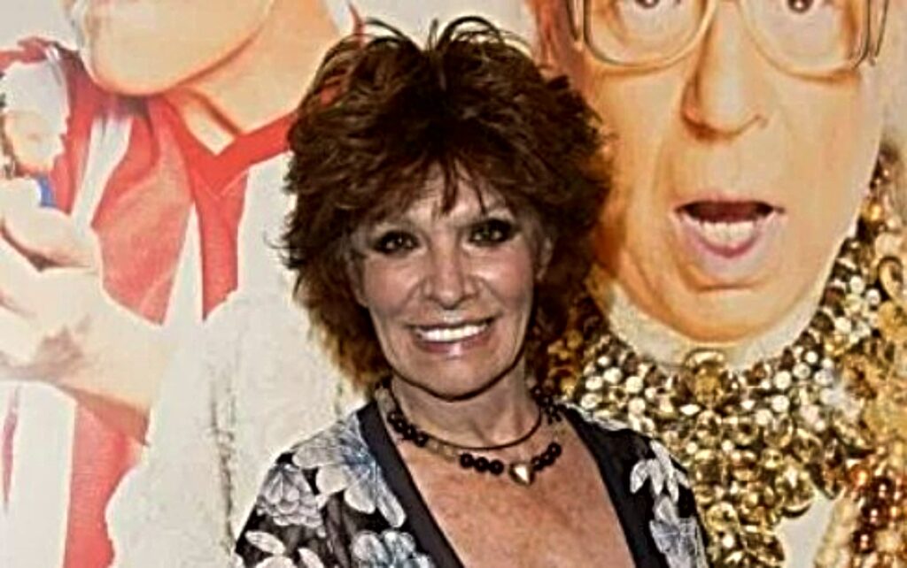 Encarnita Polo, artista de copla y flamenco, sonriente en un evento