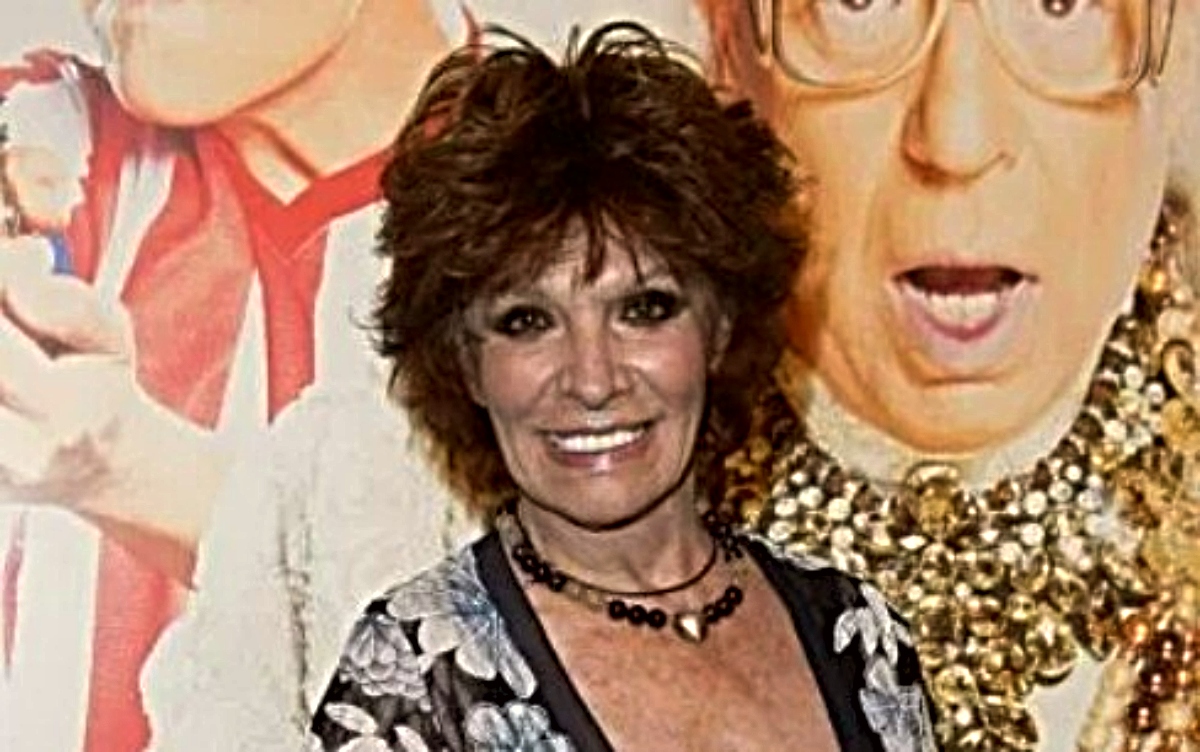 Encarnita Polo, artista de copla y flamenco, sonriente en un evento