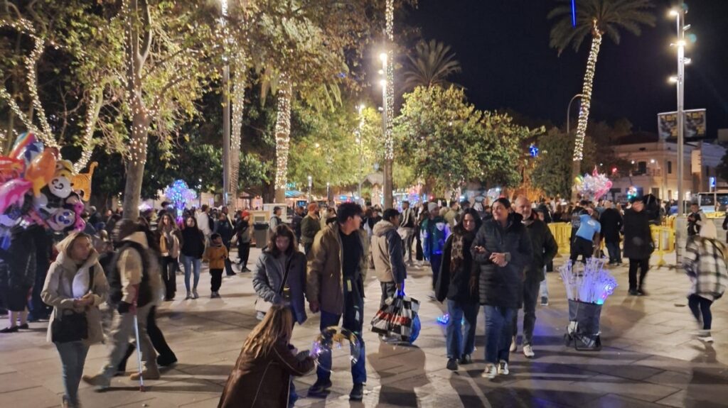 Multitud de personas disfrutando del encendido de luces navideñas en Palma.