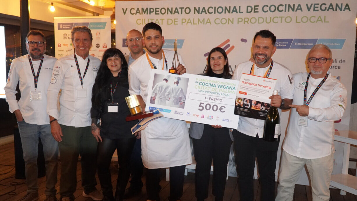 Pablo Izquierdo recibiendo el primer premio en el campeonato de cocina vegana