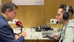 Jaume Bauzà siendo entrevistado en Londres sobre turismo en Baleares.
