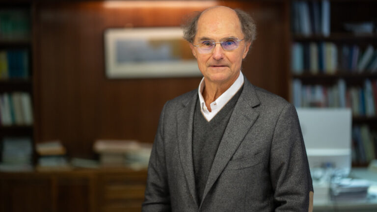 Retrato de Lluis Quetglas en un entorno académico