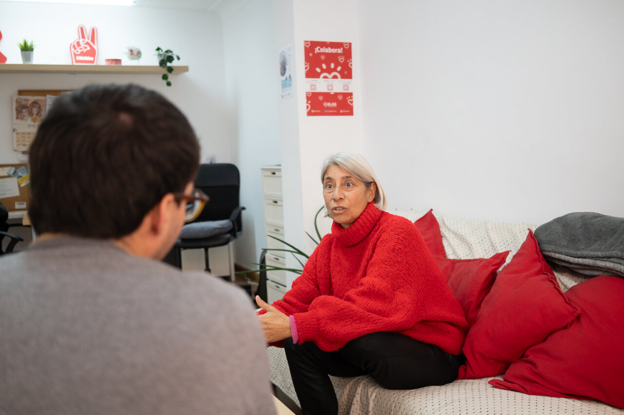Paz Alcoverro durante una entrevista en un ambiente acogedor