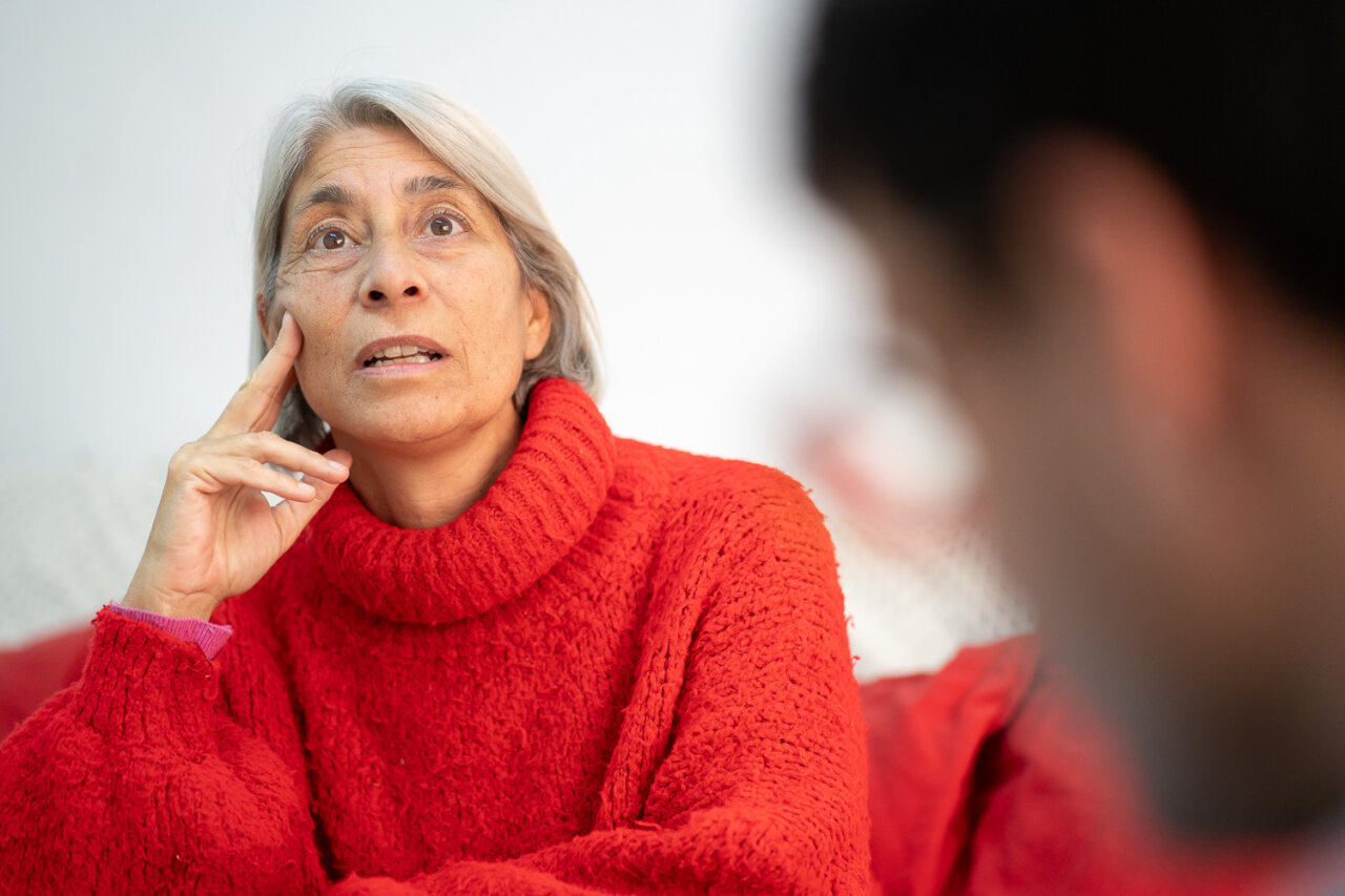 Paz Alcoverro durante una entrevista en un sofá rojo