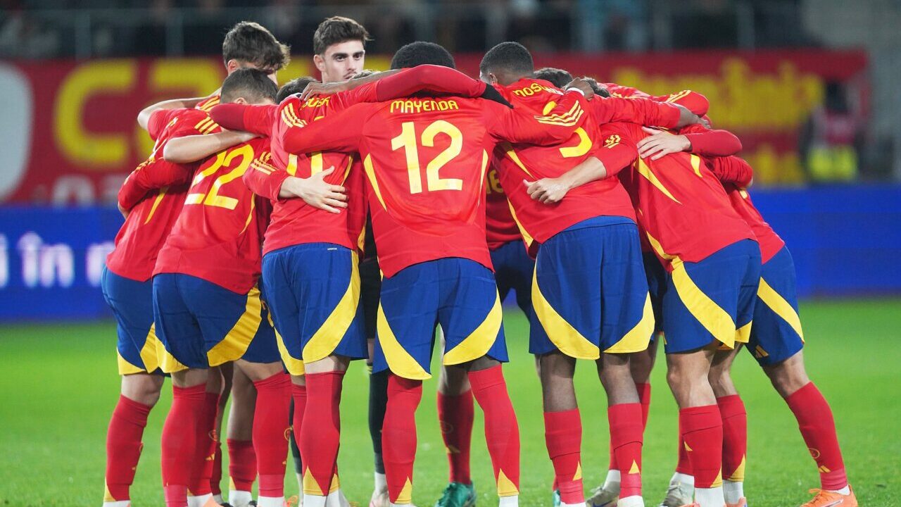 Jugadores de la selecci&oacute;n sub-21 de Espa&ntilde;a en un momento de uni&oacute;n.