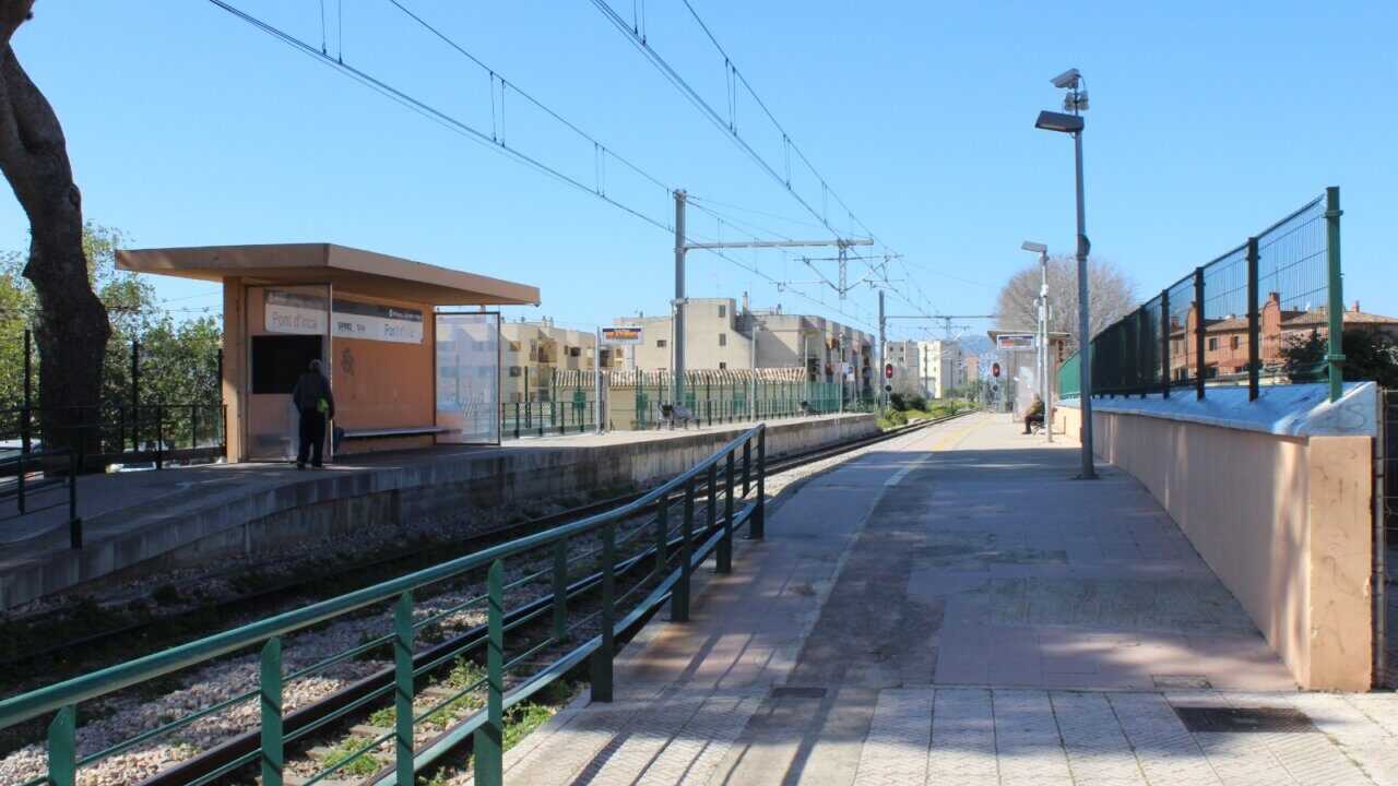 Vista de la estaci&oacute;n Pont d'Inca con andenes y trenes