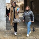 Dos mujeres caminando en un edificio público en Mallorca.