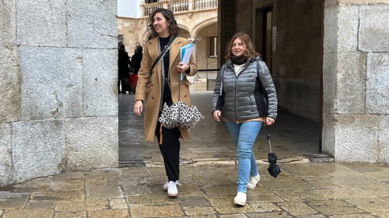 Dos mujeres caminando en un edificio público en Mallorca.