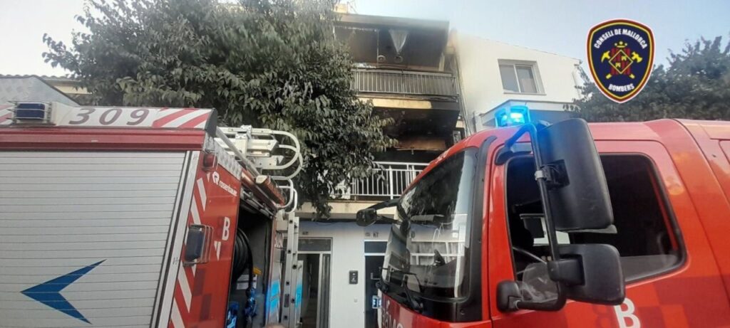 Incendio en edificio de Portocolom tras explosión de bombona de butano
