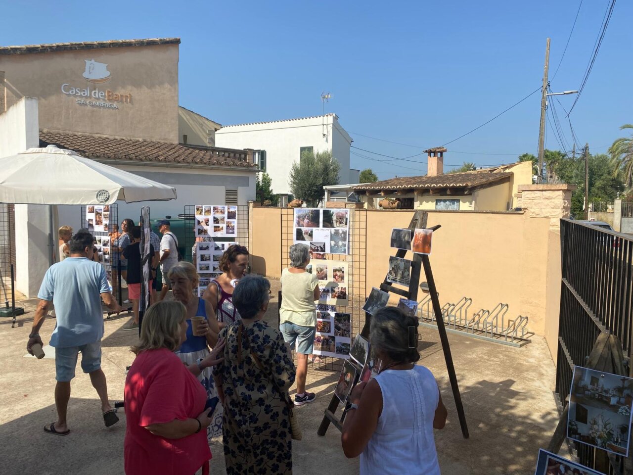 Vecinos de Sa Garriga en una exposición de fotografías antiguas