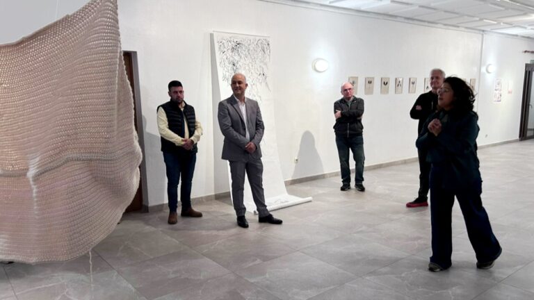 Inauguración de la exposición de ADEMA en Costitx con asistentes