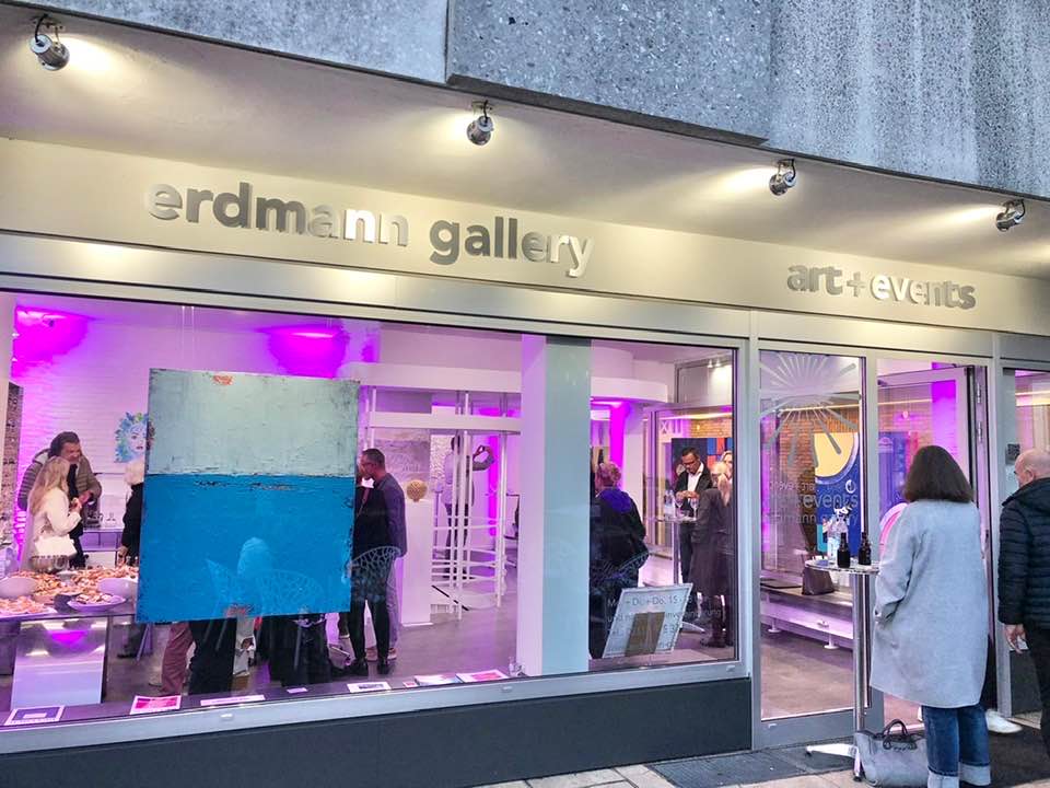 Vista exterior de la galería Erdmann durante una exposición de arte