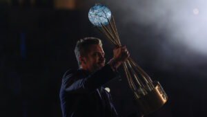 Falcão sosteniendo el trofeo de la Copa Intercontinental en un evento