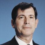 Retrato de Joan Robert Masdeu Mayan en un fondo azul.