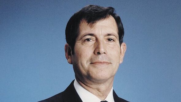 Retrato de Joan Robert Masdeu Mayan en un fondo azul.