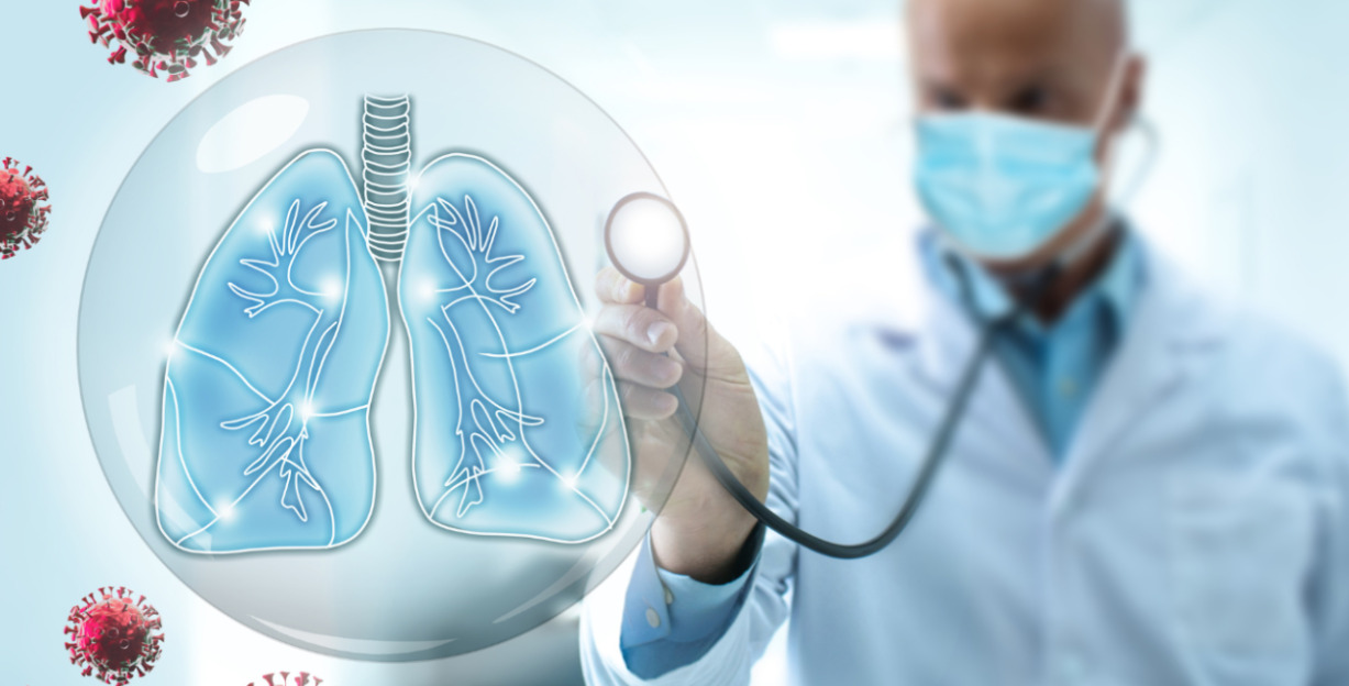 M&eacute;dico examinando pulmones con estetoscopio en un entorno cl&iacute;nico