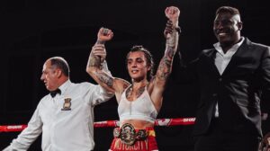 Farah El Bousairi celebra su victoria en el Campeonato de España de boxeo