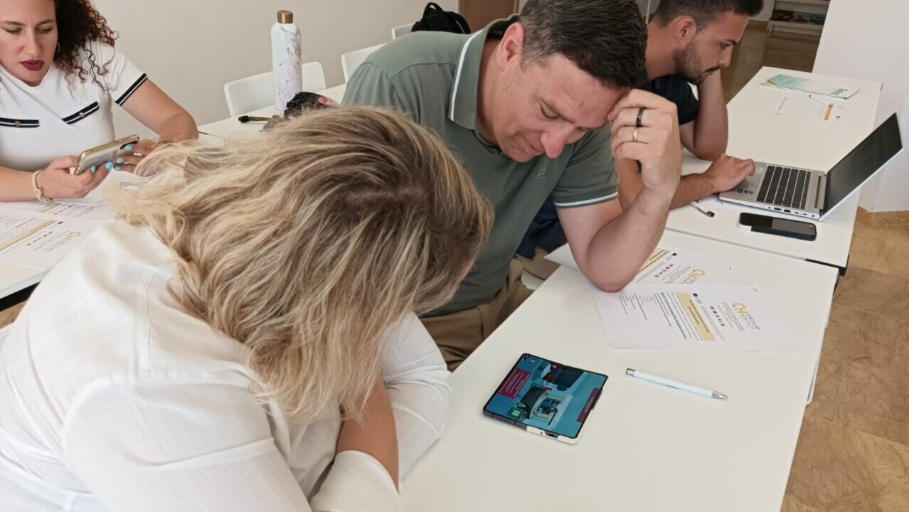 Participantes en un taller sobre economía circular en un entorno hotelero.