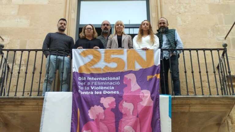 Grupo de personas sosteniendo una pancarta del 25N en Felanitx
