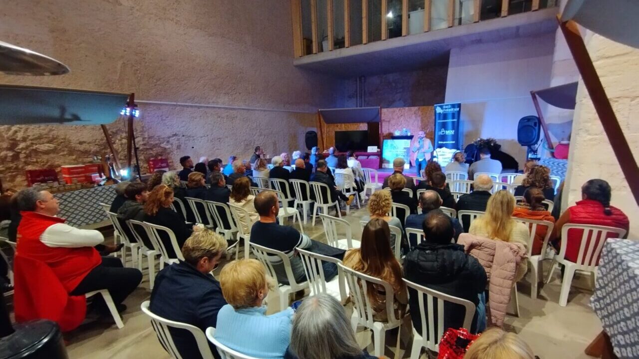 Evento de la Nit del Comer&ccedil; en Felanitx con asistentes sentados