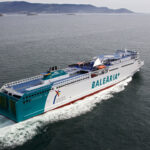 Ferry Abel Matutes de Balearia navegando en el mar