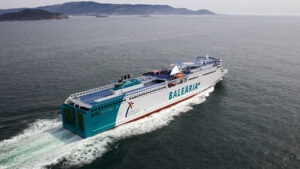Ferry Abel Matutes de Balearia navegando en el mar