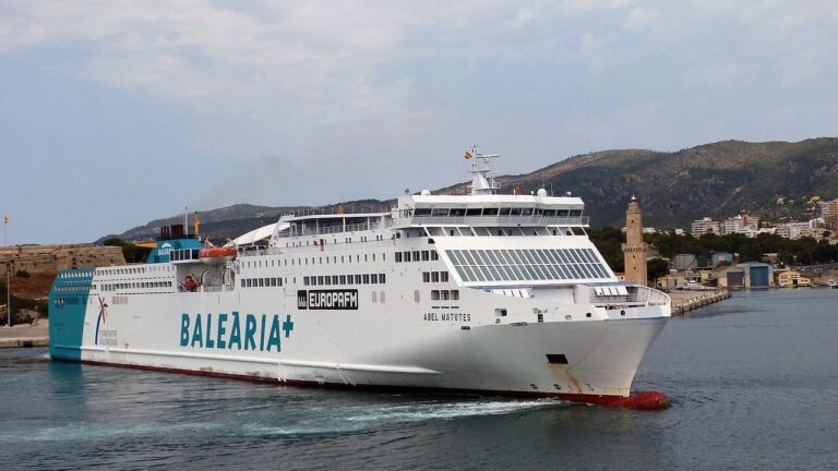 Ferry de Baleària navegando entre Barcelona y Palma.