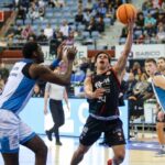 Jugador del Fibwi Mallorca lanzando a canasta en el Amenabar Arena