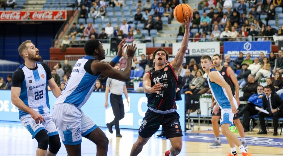 Jugador del Fibwi Mallorca lanzando a canasta en el Amenabar Arena