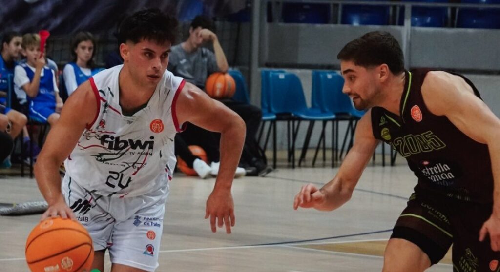Jugadores del Fibwi Mallorca compitiendo en un partido de baloncesto