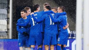 Jugadores de la selección de Finlandia celebrando un gol en un partido