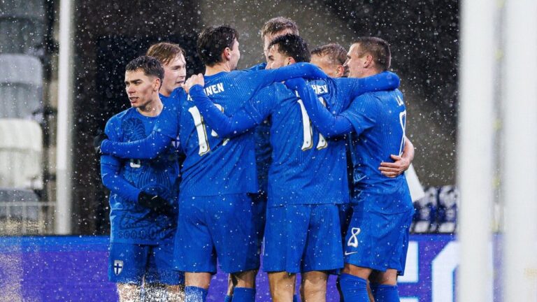Jugadores de la selección de Finlandia celebrando un gol en un partido