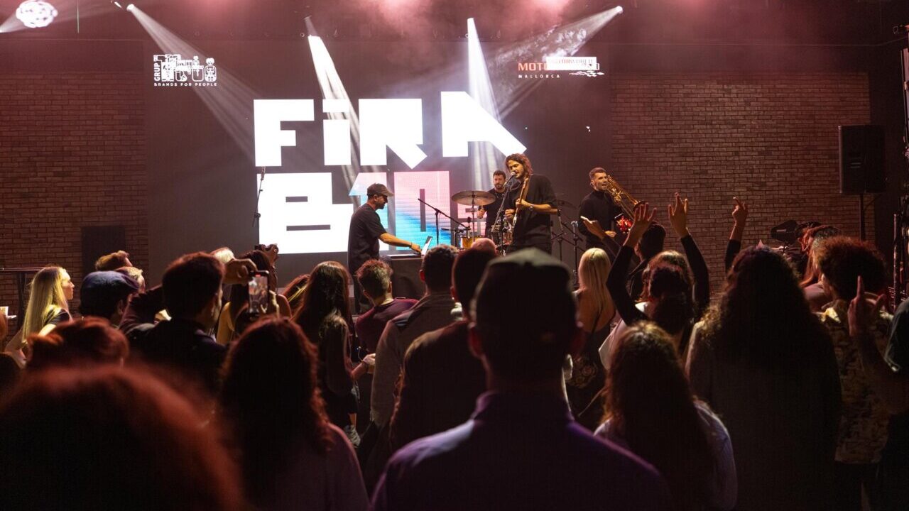Concierto en la Fira B! Música 2025 con público disfrutando.