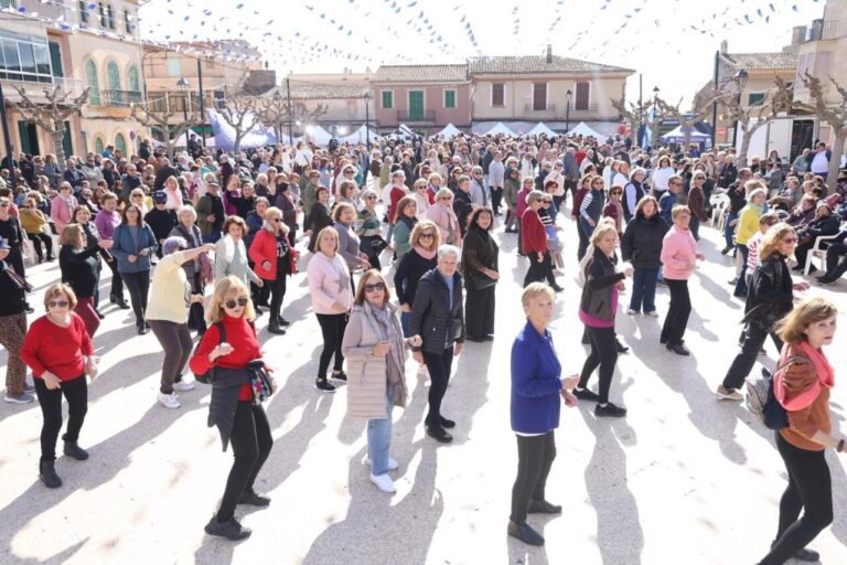 Gran participación de personas mayores en la Fira de la Gent Gran en Ses Salines.