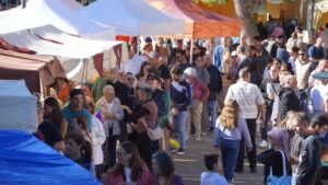 Multitud de personas disfrutando en la Fira de Tardor de Marratxí