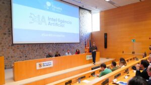 Ponente hablando en el Foro de Inteligencia Artificial en ParcBit