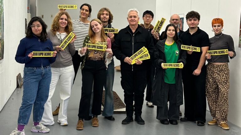 Grupo de estudiantes de Adema en la exposición Reinterpretaciones #2 en Londres