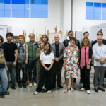 Grupo de estudiantes y profesores en un taller de arte en Londres