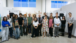 Grupo de estudiantes y profesores en un taller de arte en Londres