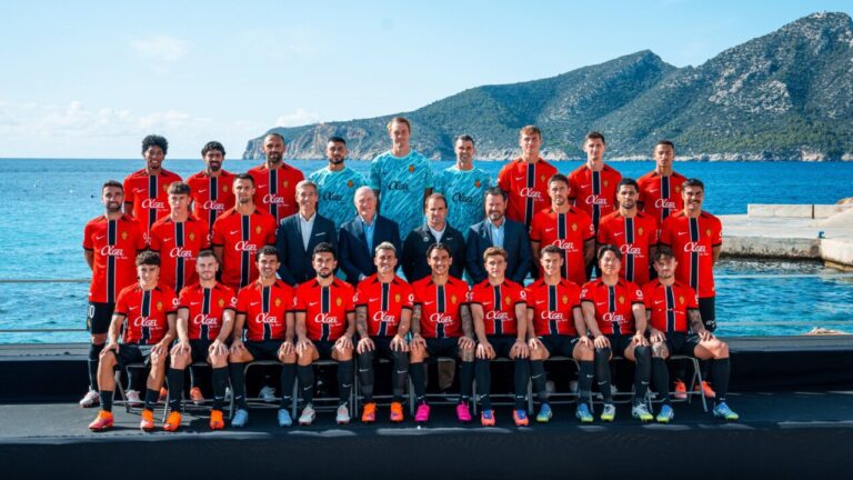 Equipo del RCD Mallorca posando en Sant Elm con Sa Dragonera al fondo