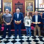 El alcalde de Palma, Jaime Martínez, recibe a la boxeadora Farah El Bousairi en el salón de plenos de Cort.