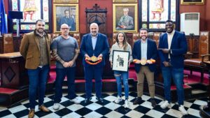 El alcalde de Palma, Jaime Martínez, recibe a la boxeadora Farah El Bousairi en el salón de plenos de Cort.