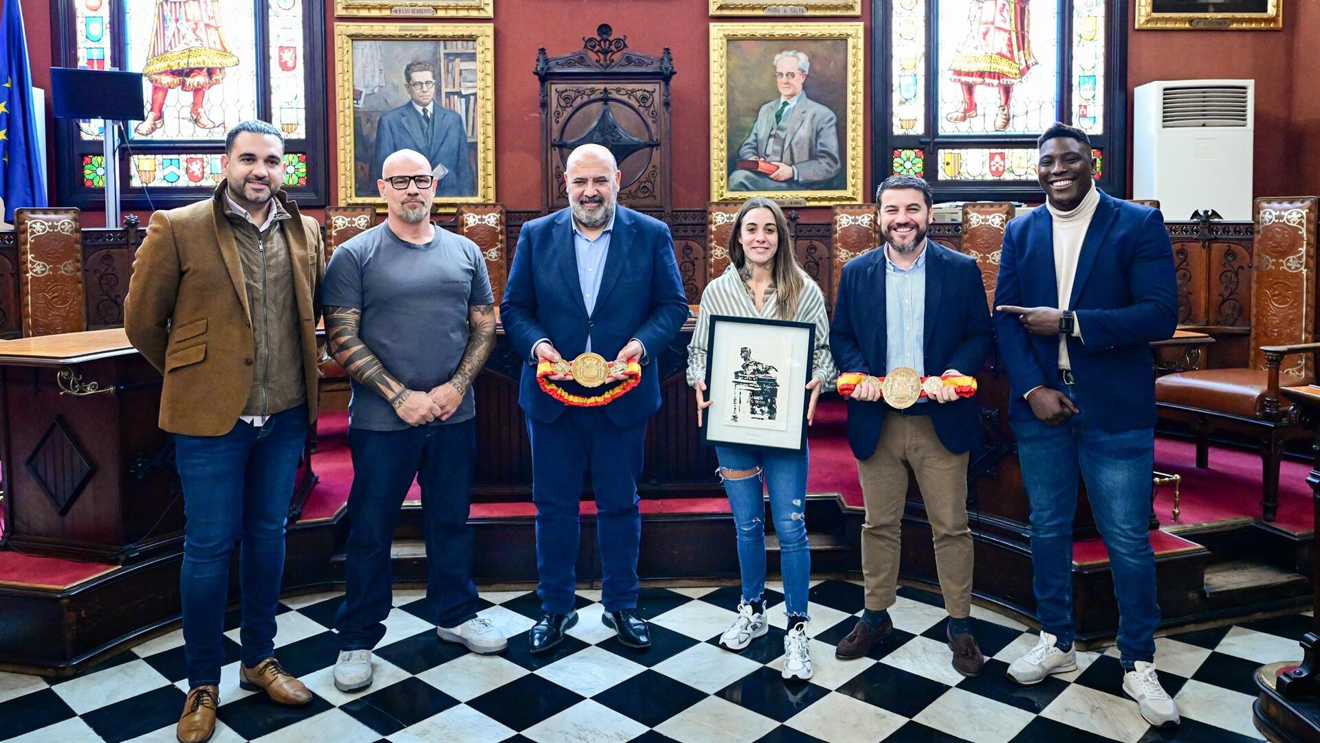 El alcalde de Palma, Jaime Mart&iacute;nez, recibe a la boxeadora Farah El Bousairi en el sal&oacute;n de plenos de Cort.