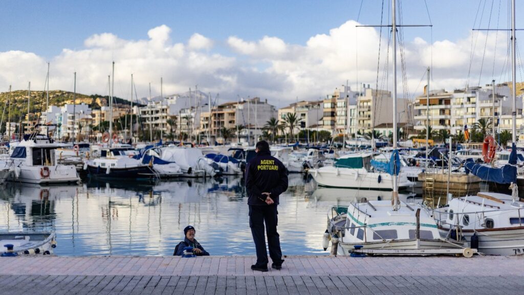 Agente portuario en uno de los puertos de Baleares.